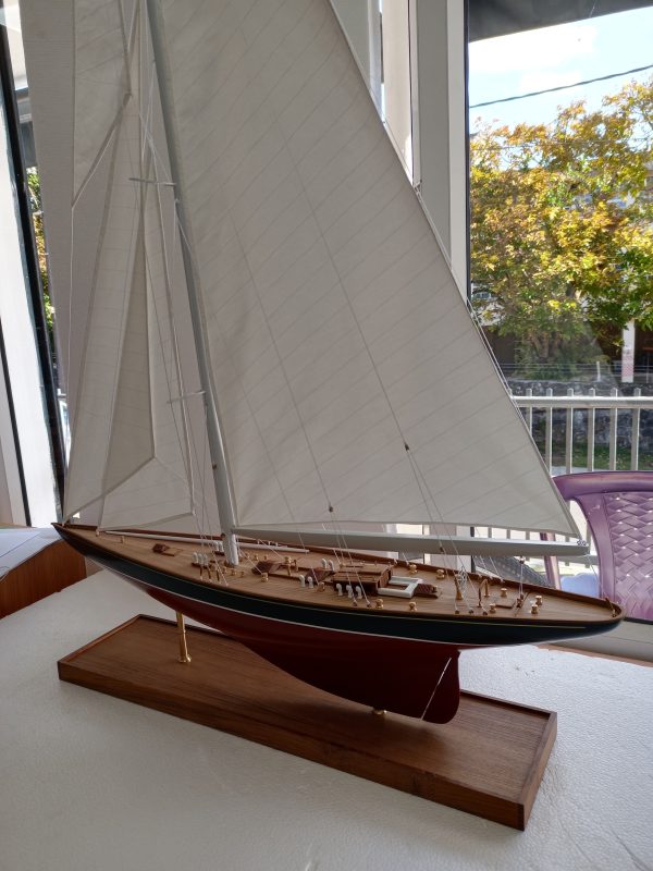 Shamrock Model Yacht (Superior Range) - PSM