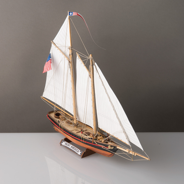 America Yacht Model Kit Scale 1:155 - Corel (SM102)