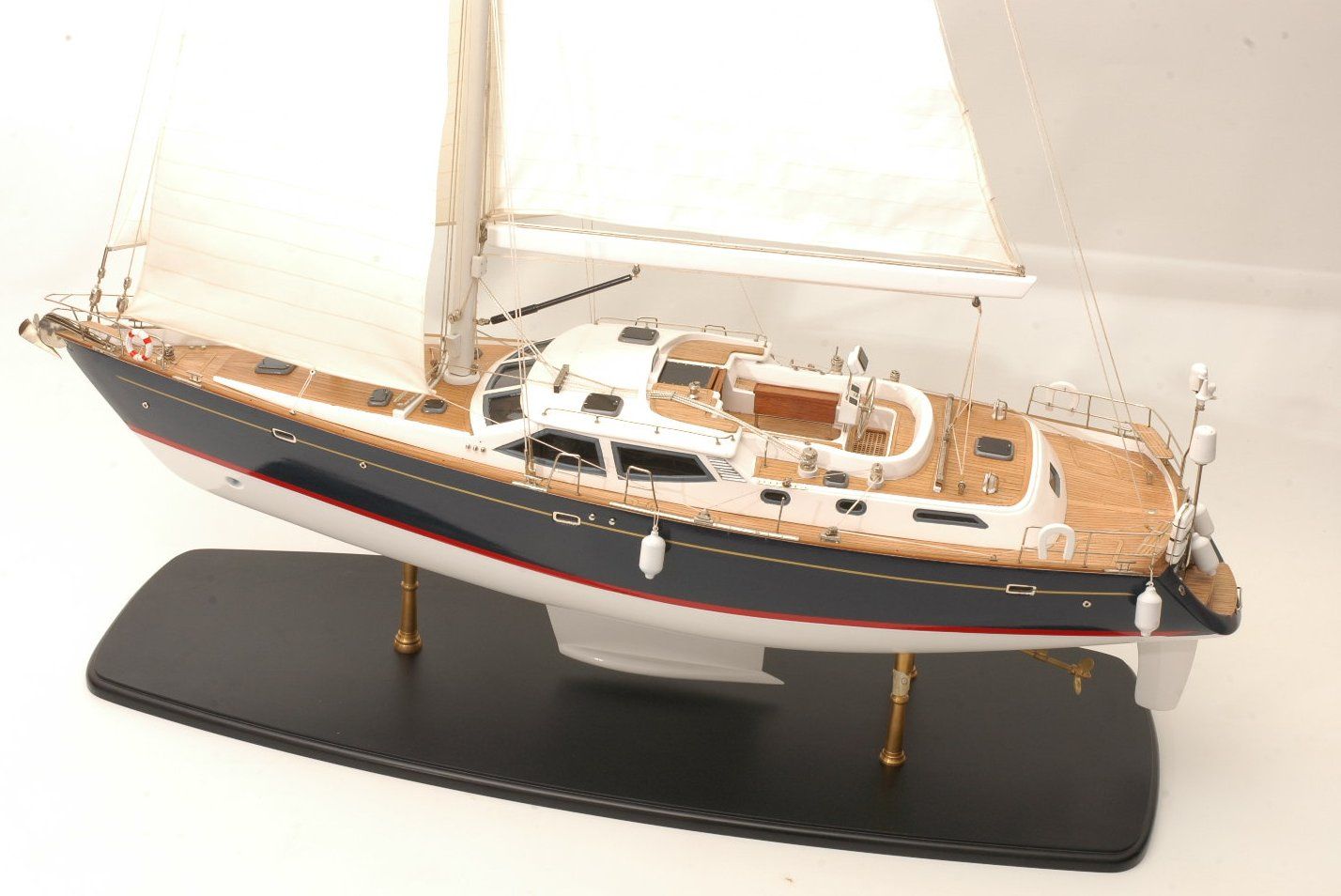 Discovery  55 model yacht