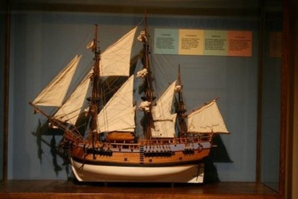 HMS Endeavour model ship (Premier Range) - PSM