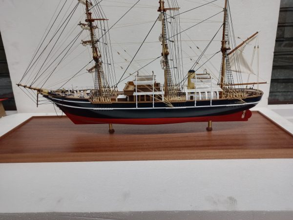 RRS Discovery Model Ship - PSM9275