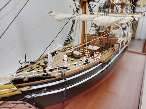 RRS Discovery Model Ship - PSM9275